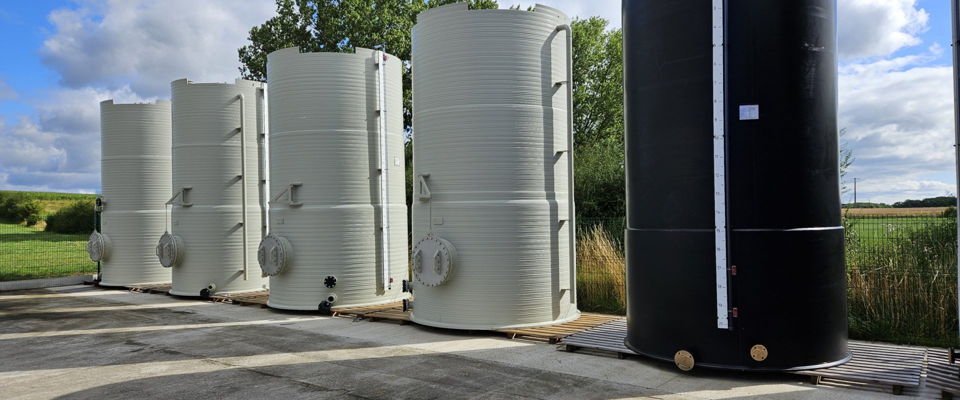 Lot de cuves pour le traitement de l'inox